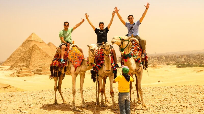 Top 10 Things to Do and See in Pyramids of Giza 32 group of tourists at the giza pyramids